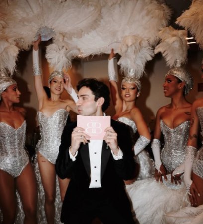 Showgirls con tocados de cristal y plumas blancas