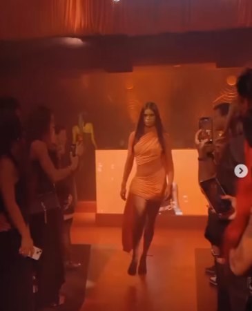 Modelo con vestido naranja en pasarela
