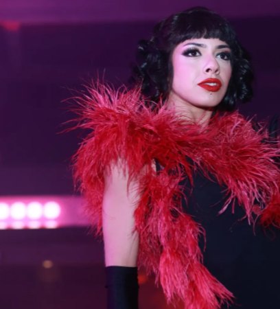 Performer con boa de plumas rojas