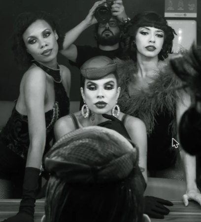 Tres performers frente al espejo del camerino, en blanco y negro