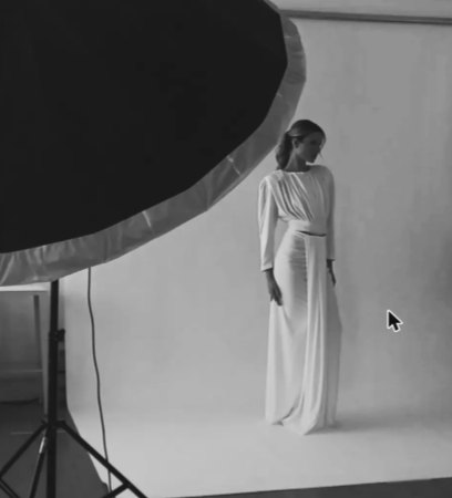 Modelo con vestido blanco en estudio fotográfico